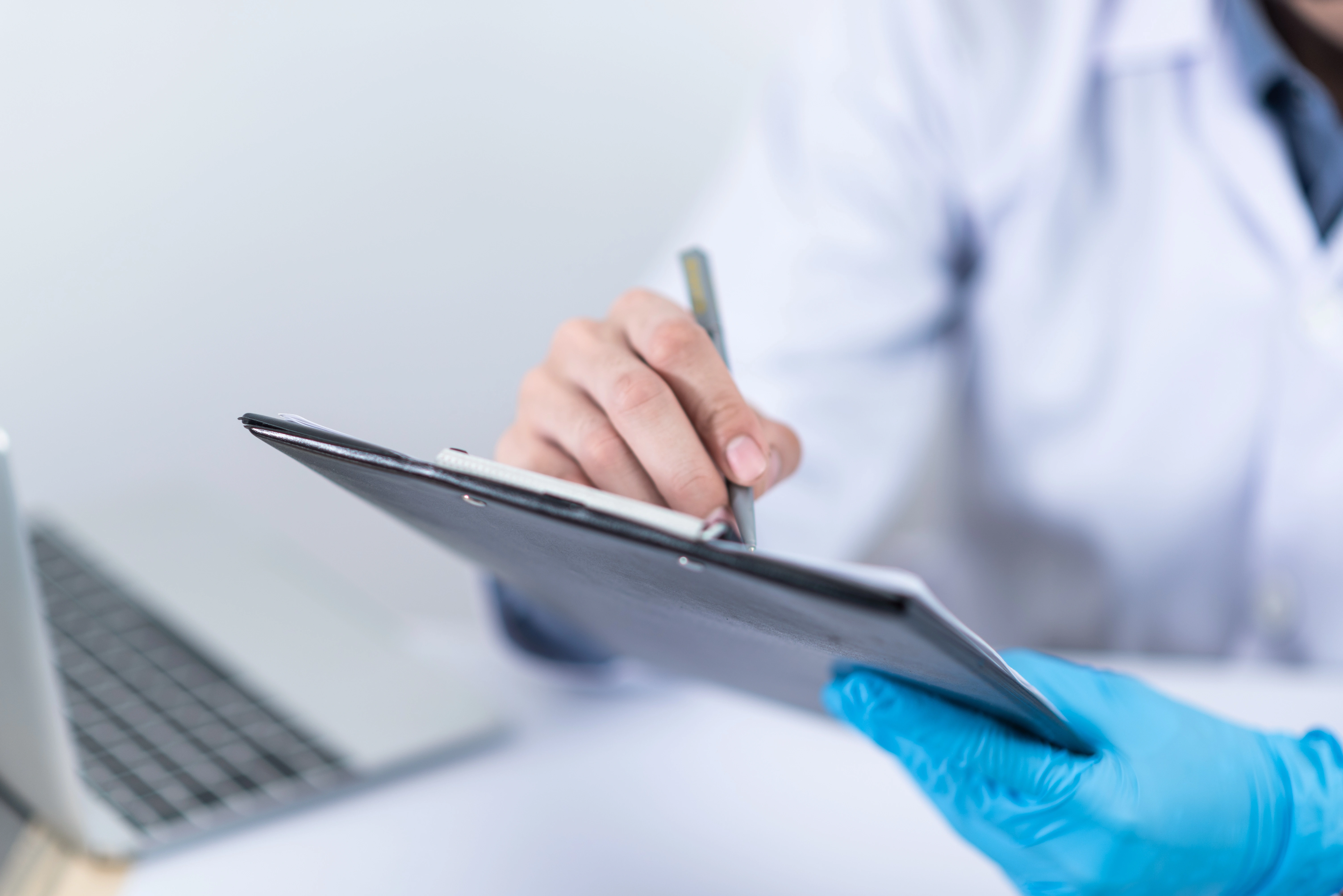 Professionnel de santé en consultation — site web pour médecins et spécialistes